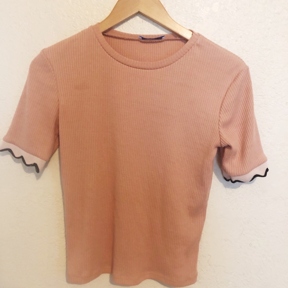 Scalloped sleeve too (salmon color)